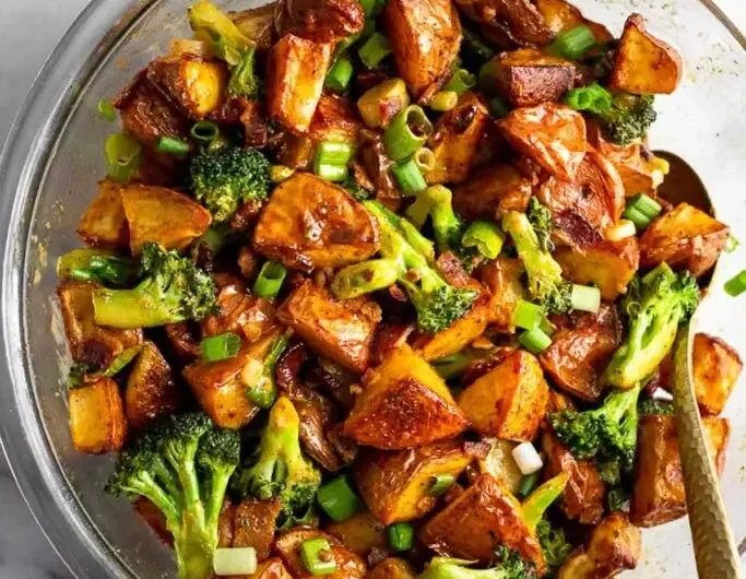 Ensalada de patatas asadas con bacon y brócoli