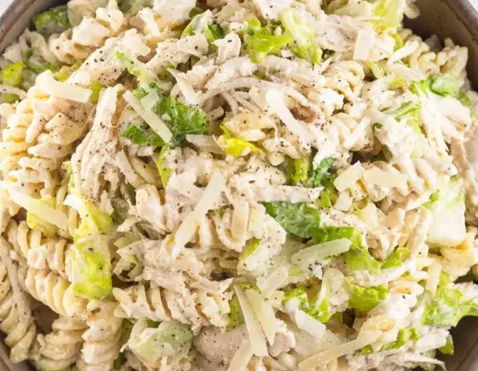 Ensalada de pasta César con pollo
